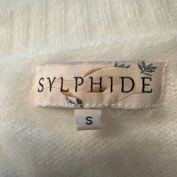 Elegant White Cardigan with Floral Buttons - Picture 2 of 5